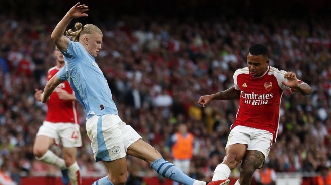 Striker Manchester City, Erling Haaland (kiri) bersaing dengan striker Arsenal, Gabriel Jesus (kanan) selama pertandingan pekan ke-8 Liga Inggris 2023-2024 antara Arsenal vs Manchester City di stadion The Emirates di London pada 8 Oktober 2023.Ian Kington / IKIMAGES / AFP.