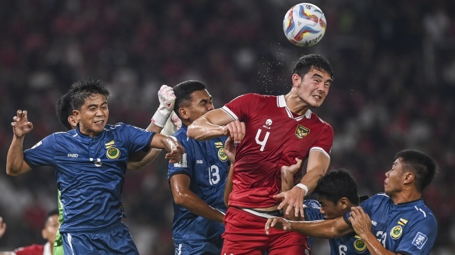 Pesepak bola timnas Indonesia Elkan Baggot (kedua kanan) berusaha menyundul bola yang dihadangan pesepak bola timnas Brunei dalam pertandingan leg 1 kualifikasi Piala Dunia 2026 babak pertama zona Asia di Stadion Utama Gelora Bung Karno (GBK), Senayan, Jakarta, Kamis (12/10/2023). ANTARA FOTO/Galih Pradipta/Spt. 