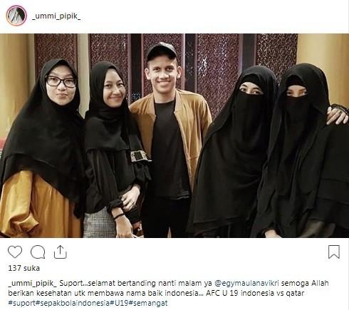 Umi Pipik pamer foto Egy Maulana Vikri bareng Adiba. [Instagram @_ummi_pipik_]