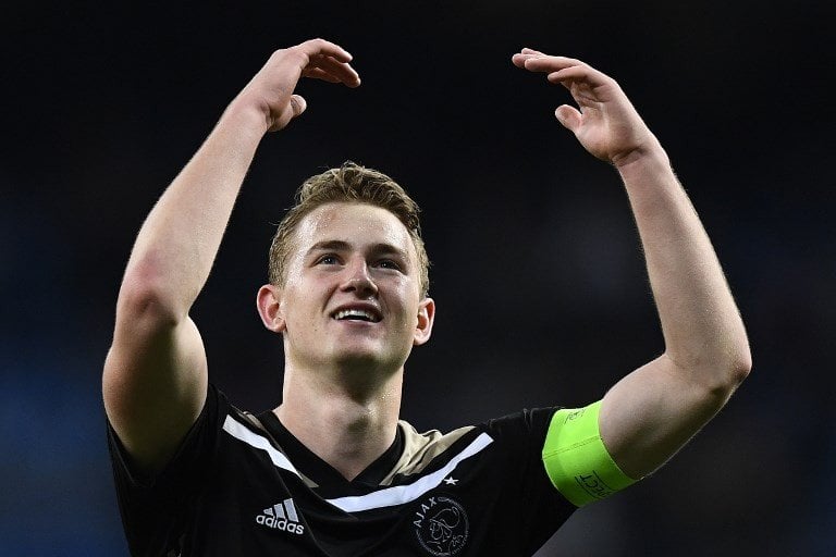 Pemain muda Ajax Matthijs de Ligt rayakan kemenangan timnya atas Real Madrid di babak 16 besar Liga Champions [AFP]