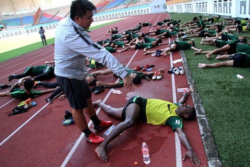 Peserta mengikuti seleksi Tim Nasional (Timnas) Indonesia U-19 di Stadion Wibawa Mukti, Cikarang, Kabupaten Bekasi, Jawa Barat, Kamis (25/4/2019). Seleksi yang diikuti 43 pesepak bola rekomendasi klub junior seluruh Indonesia tersebut guna mempersiapkan laga Piala AFF U-19 di Vietnam pada Agustus 2019. ANTARA FOTO/Risky Andrianto