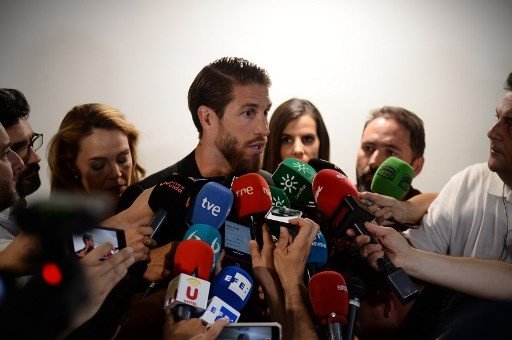 Sergio Ramos turut hadir dalam prosesi pesemayaman Jose Antonio Reyes di Ramon Sanchez-Pizjuan. (CRISTINA QUICLER / AFP)