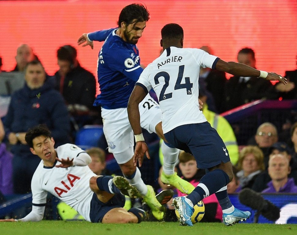 Tekel Son Heung-min kepada Andre Gomes. (AFP/Oli Scarff).