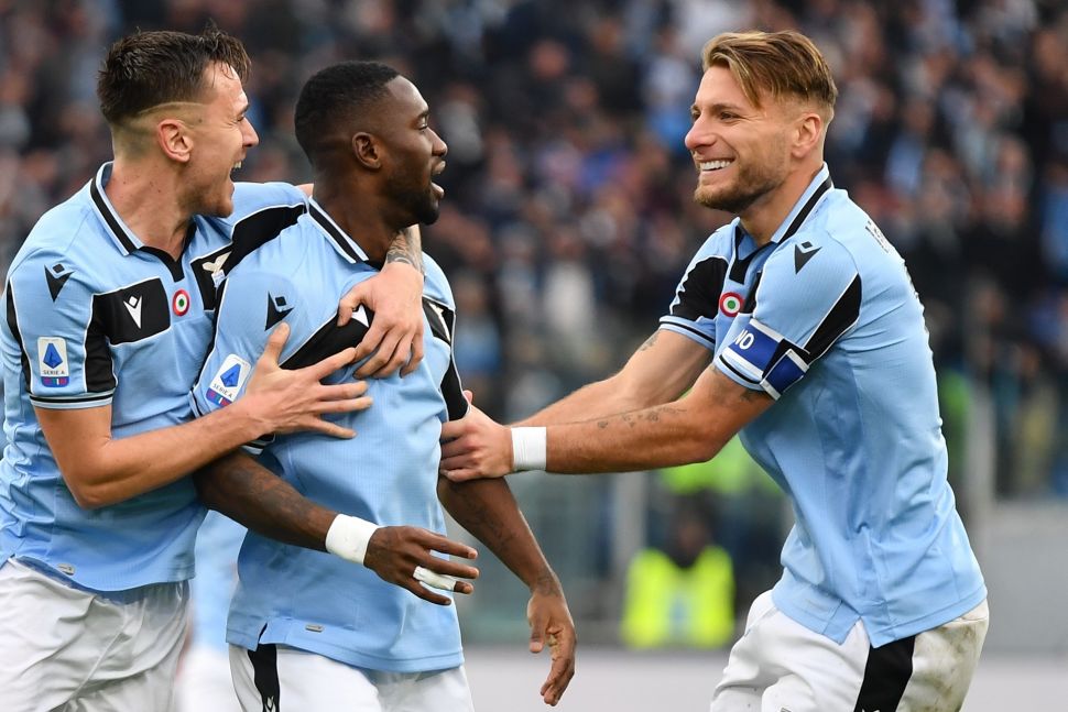 Para pemain Lazio, Patric (kiri), Bastos (tengah) dan Ciro Immobile, saat merayakan gol ke gawang Sampdoria, dalam lanjutan laga Liga Italia Serie A, Sabtu (18/1/2020). [Alberto PIZZOLI / AFP]