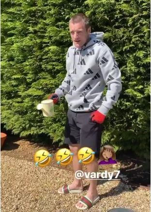 Penampilan Jamie Vardy saat berkebun. (The Sun).