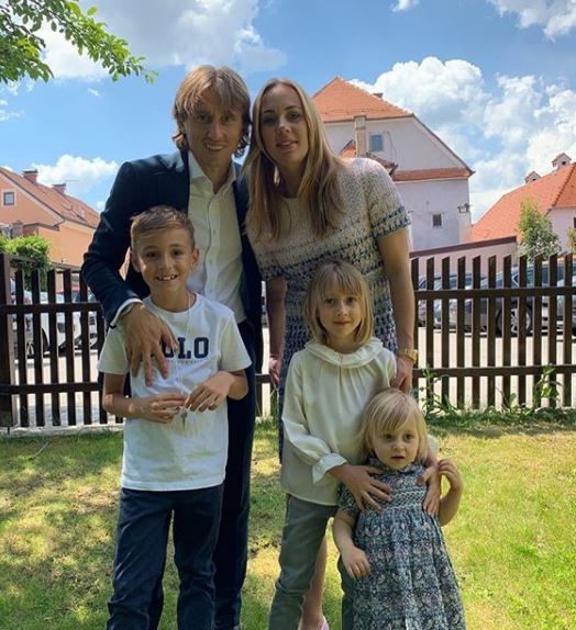 Luka Modric bersama istri dan ketiga anaknya. (Instagram/lukamodric10)