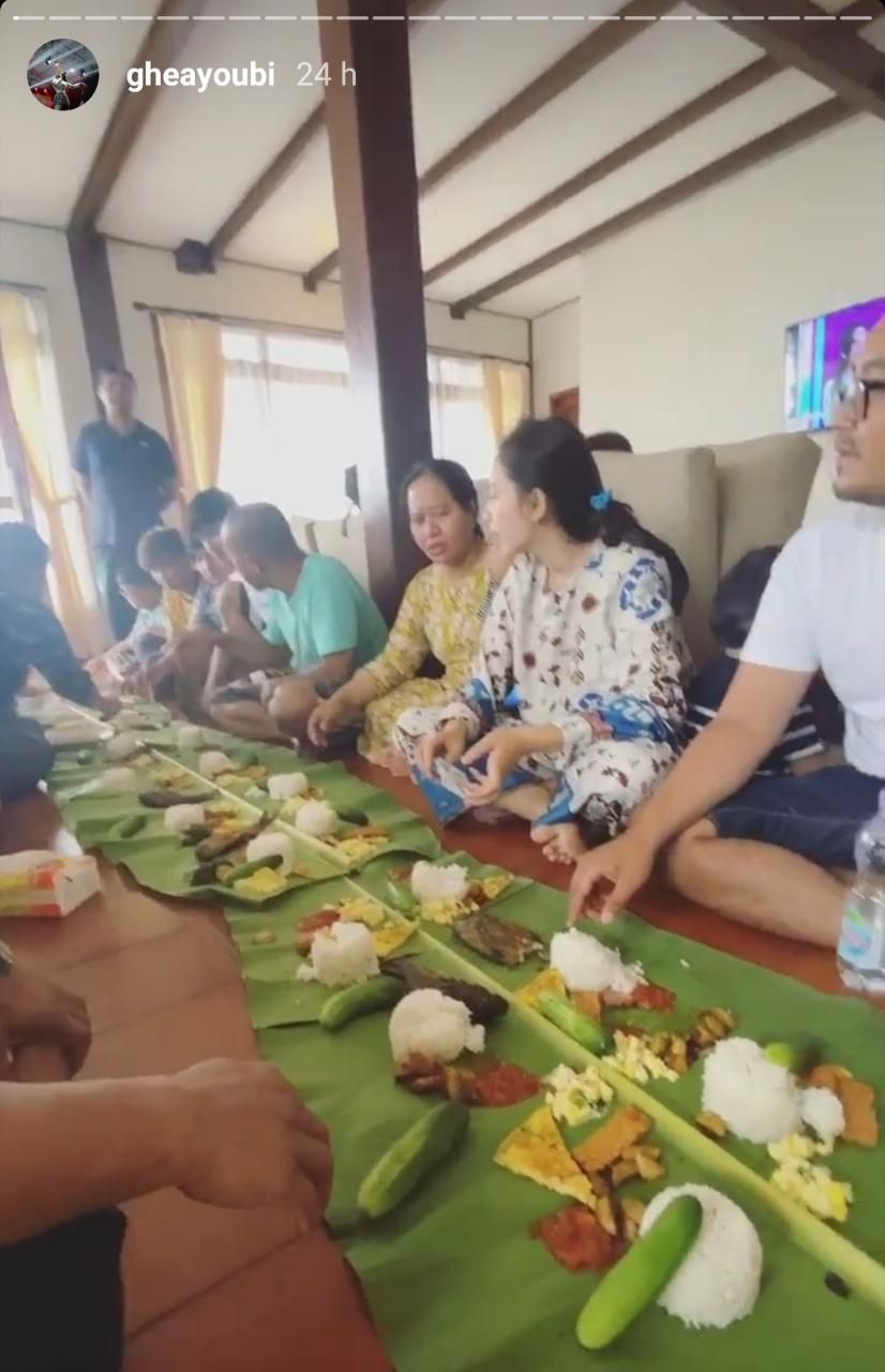 Momen liburan Gian Zola dengan sang pacar Ghea Youbi. (Instagram/gheayoubi)