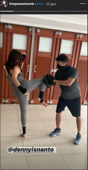 Tante Ernie latihan muay thai. (Instagram/@himynameisernie).