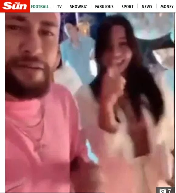 Neymar terlihat bersama dengan Emilia Mernes.