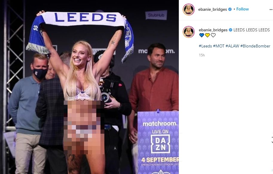 Bridges kenakan bikini dan bentangkan syal Leeds saat timbang badan.