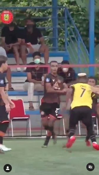 Tangkapan layar video Pemain AHHA PS Pati  Zulham Zamrun bermain kasar pada pertandingan persahabatan melawan Persiraja Banda Aceh. [Instagram/@pengamatsepakbola]