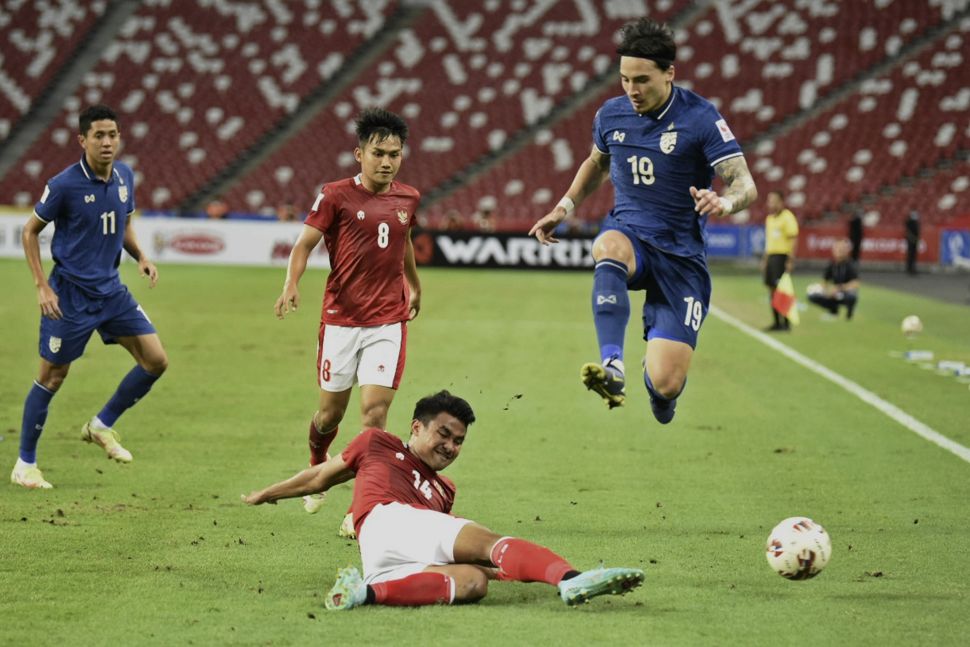 Pesepak bola Timnas Indonesia Asnawi Mangkualam (kedua kanan) menghalau bola dari pesepak bola Timnas Thailand Tristan Do (kanan) dalam pertandingan Babak Final Leg 1 Piala AFF 2020 di National Stadium, Singapura, Rabu (29/12/2021). [ANTARA FOTO/Flona Hakim]