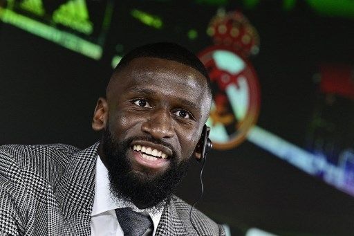 Antonio Rudiger diperkenalkan secara resmi sebagai pemain baru Real Madrid di Valdebebas, Madrid, Senin (20/6/2022). [AFP]