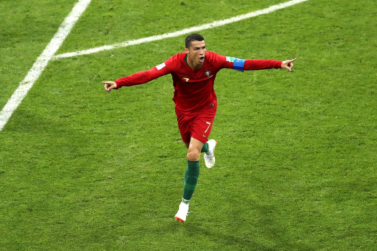 Brace Cristiano Ronaldo Bawa Portugal Ungguli Spanyol di Babak I - 3