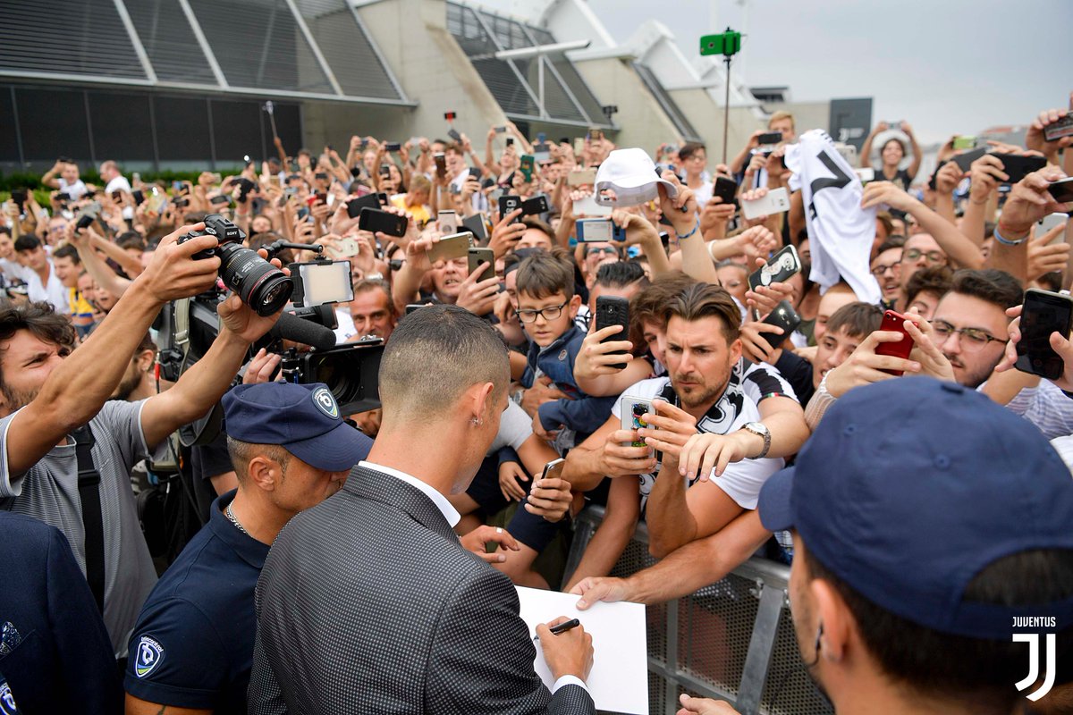 Cristiano Ronaldo menyapa penggemarnya di Juventus