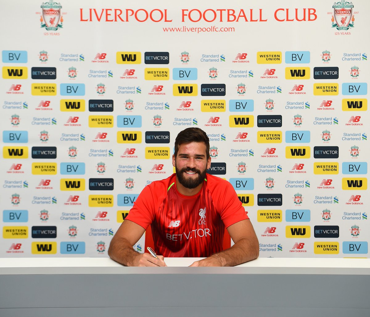 Alisson Becker. (sumber: twitter/@lfc).